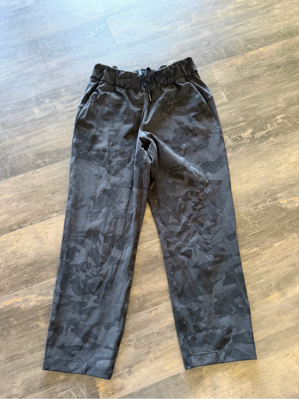 Lululemon cropped on the fly pants camo size 4
